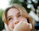 “まるで嵐の中にいるようで 何が起きているのか 分からなくなっていた” ──Chloé　クロエ（19） 最初の交際相手から性的暴行を受け、何年も鬱病に苦しんでいた。そんな中で出会った男性は、クロエを助ける「ヒーロー」を演じながらも、彼女の心を巧みに操り、おとしめた。「あの人の有害な行動や態度を自分で内面化してしまったのではないか、全て自分のせいだったのではないか」と今でも葛藤を抱える。それでも、裁判官を目指して法学を学ぶことで、過去と対峙し、他者を守る側の人間になるための道を一歩ずつ歩んでいる