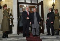 ペンス米副大統領、アフガン訪問「米軍は撤退せず最後までコミット」