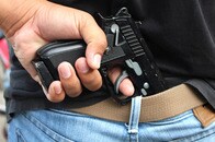 深夜のレストランに現れた強盗を客が射殺　監視カメラが捉えた衝撃映像が話題に