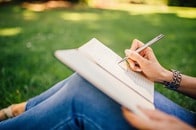 売り上げ重視の出版業界と、作法が厳しい学問の世界は、どちらが「自由」なのか？