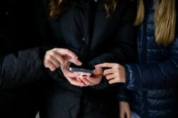 欧州委、13歳未満のＳＮＳ禁止を提案　「ＥＵ子ども法案」