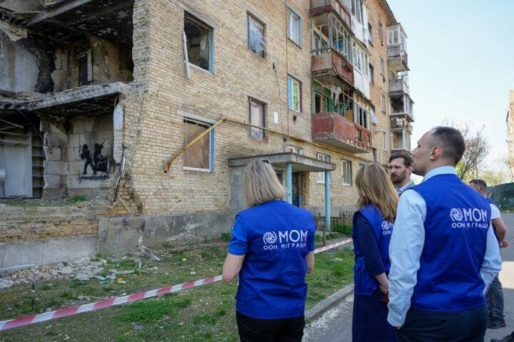 ウクライナで被害の様子を確認するIOM職員