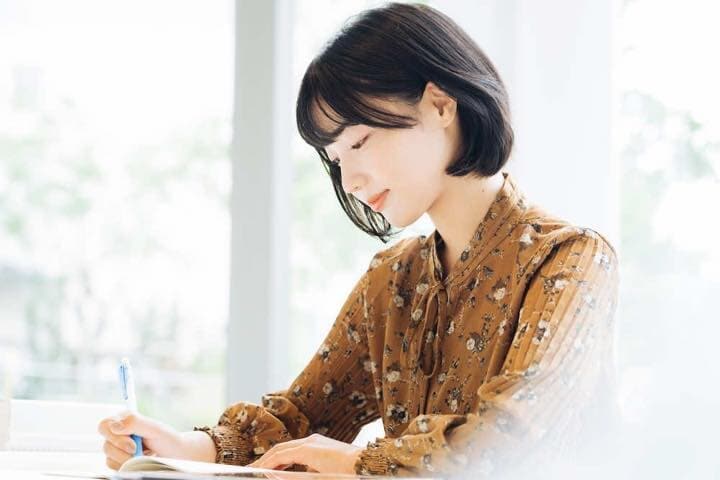 四柱推命を勉強する女性