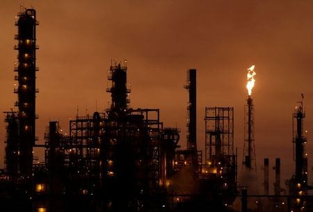 　29日、米原油先物価格は４％を超えて大幅に下落した。写真は１０月５日撮影（２０１９年　ロイター/Daniel Becerril）