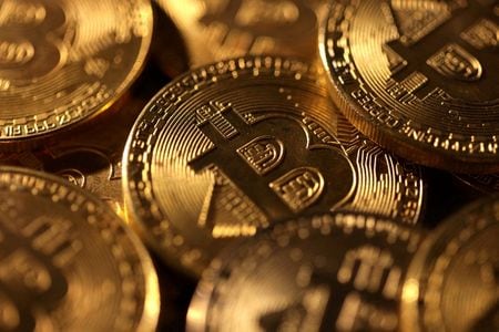 写真はビットコインのイメージ。2024年11月撮影。REUTERS/Dado Ruvic