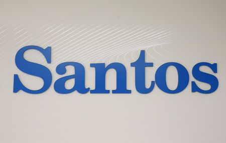　１１月８日　豪国内２位の独立系ガス生産大手サントスは８日、自社のガス・石油生産が２０２３年に１０％前後減少する見通しだと明らかにした。写真はサントスのロゴ。２０１６年２月、シドニーで撮影（２０２２年　ロイター／Jason Reed）