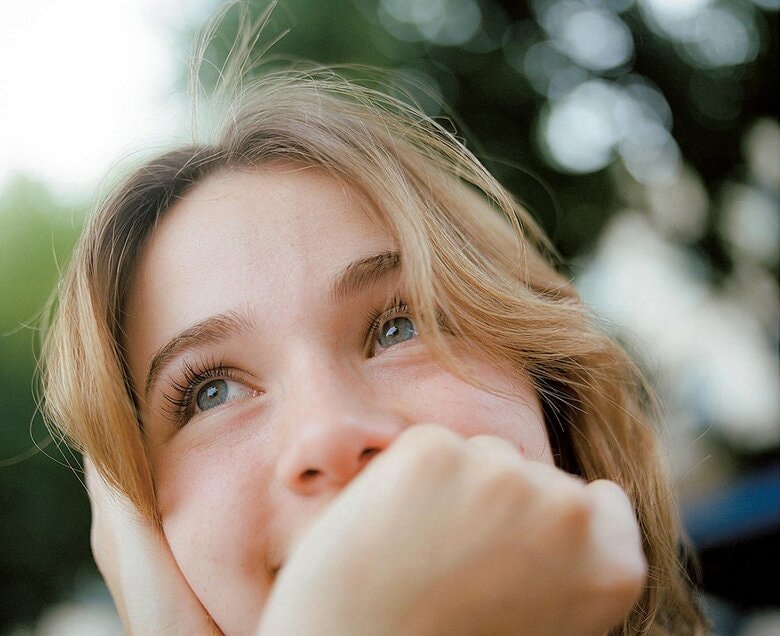 “まるで嵐の中にいるようで 何が起きているのか 分からなくなっていた” ──Chloé　クロエ（19） 最初の交際相手から性的暴行を受け、何年も鬱病に苦しんでいた。そんな中で出会った男性は、クロエを助ける「ヒーロー」を演じながらも、彼女の心を巧みに操り、おとしめた。「あの人の有害な行動や態度を自分で内面化してしまったのではないか、全て自分のせいだったのではないか」と今でも葛藤を抱える。それでも、裁判官を目指して法学を学ぶことで、過去と対峙し、他者を守る側の人間になるための道を一歩ずつ歩んでいる