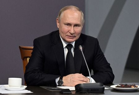 ロシアのプーチン大統領は、国内の強力な軍産複合体が生産を拡大しており、これがウクライナでロシアが勝利する要因の一つだと語った。１８日撮影（２０２３年　ロイター/Sputnik/Ilya Pitalyov/Pool via REUTERS）