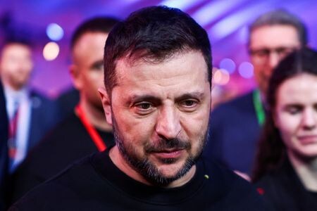 　ウクライナのゼレンスキー大統領（写真）は２８日放送された米ＦＯＸニュースのインタビューで、ロシアのプーチン大統領は欧州を恐れていないとし、ウクライナはより幅広い安全の保証が必要だと述べた。また、トランプ米大統領にウクライナの側に立つよう訴えた。ポーランド・ブジェジンカで２７日撮影(２０２５年　ロイター/Kacper Pempel)
