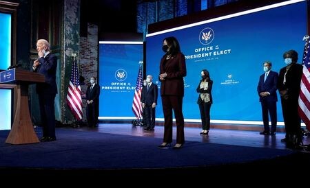 米国務省は、大統領選で民主党候補のバイデン前副大統領が勝利を確実にしたことを受け、政権移行プロセスを開始したと職員に通知し、次期政権への移行を支援するチームを設置した。写真は次期政権の主要外交人事を発表するバイデン氏。デラウェア州ウィルミントンで２４日撮影（２０２０年　ロイター/JOSHUA ROBERTS）