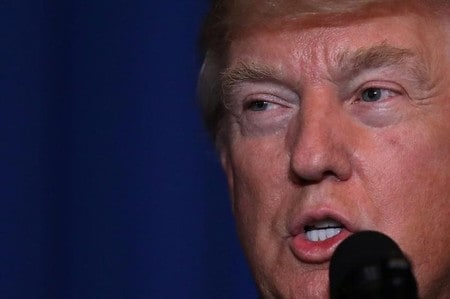 　４月６日、トランプ米大統領は、米軍にシリアのアサド政権軍の支配下にある空軍基地に対するミサイル攻撃を命令した。写真はフロリダ州ウェストパームビーチにある別荘マールアラーゴでミサイル攻撃について発表するトランプ米大統領（２０１７年　ロイター／Carlos Barria）