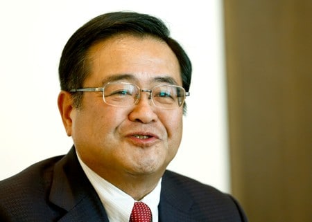 １２月５日、ＳＭＢＣ日興証券の清水喜彦社長はロイターとインタビューで、２０１８年１月のＳＭＢＣフレンド証券との統合でリテール部門を一段と強化して、１９年までに証券界で圧倒的２位を目指すと述べた。写真は同日、インタビューに応える清水社長（２０１７年　ロイター/Kim Kyung-Hoon）
