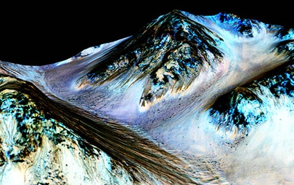 川のような黒い筋が水が流れた痕跡（わかりやすく着色してある）　NASA/JPL-Caltech/Univ. of Arizona