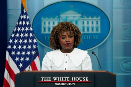 　８月１２日、米ホワイトハウスのカリーヌ・ジャンピエール報道官（写真）は１、バングラデシュで反政府デモ激化を受けてハシナ首相が辞任したことについて、米国が関与したとする報道を「全くの誤りだ」と否定した。写真は米ワシントンにあるホワイトハウスで撮影（２０２４　ロイター／Elizabeth Frantz）