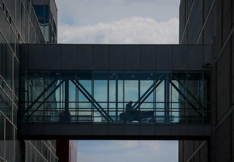 ロシアの主要都市では、インドで初めて発見された新型コロナウイルスのデルタ株の感染が増える中、死者が急増しており、当局は感染抑制に向け規制を強化している。モスクワの病院で16日撮影（2021年　ロイター/Maxim Shemetov）