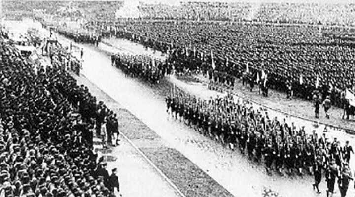 雨の降る壮行会で行進する大学生たち（1943年10月21日、明治神宮外苑競技場）　Public Domain