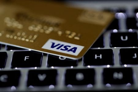 米クレジットカード大手ビザが２７日発表した第１・四半期（２０２１年１２月３１日まで）決算は、利益が市場予想を上回った。写真は２０１７年９月に撮影（２０２２年　ロイター/Philippe Wojazer）