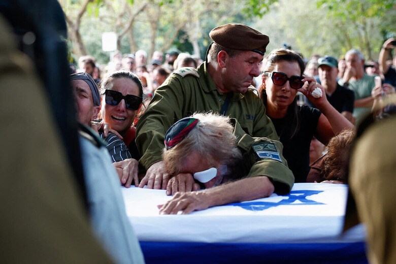 「完全勝利」を目指すイスラエルもまた見果てぬ夢を見ている（写真は、イスラエル兵の死を悼む人々）　REUTERS/Gonzalo Fuentes