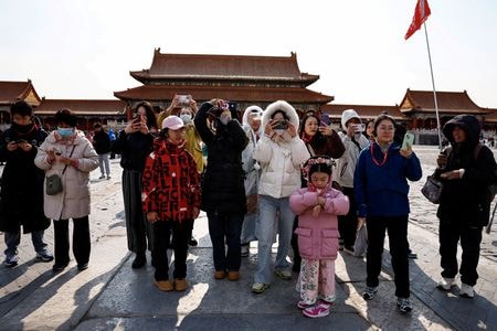 　５月１５日、中国は、ビザ（査証）免除政策をブラジル、アルゼンチン、チリ、ペルー、ウルグアイにも拡大する。写真はカメラを構える観光客ら。北京市内の紫禁城で２月撮影（２０２５年　ロイター/Tingshu Wang）