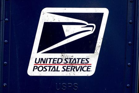 　８月１５日、米カリフォルニア州やニューヨーク州など計１７州の司法長官が、郵政公社（ＵＳＰＳ）に対しガソリン駆動配送車購入計画を棚上げにし、新たな環境審査を行うよう求める共同声明を発表した。写真はＵＳＰＳのロゴ。ニューヨークで２０２０年８月撮影（２０２２年　ロイター／Carlo Allegri）