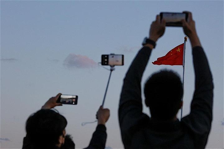 　6月4日、金融情報サービスのリフィニティブは、中国政府の圧力を受けて天安門事件30周年に関するロイターの記事を端末の「アイコン」から削除した。北京で19日撮影（2019年　ロイター/Thomas Peter）