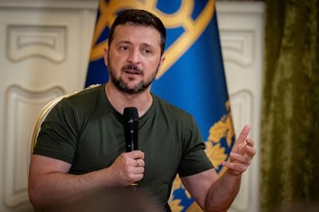 ウクライナのゼレンスキー大統領（写真）は１８日公表された英ＢＢＣのインタビューで、１１月の米大統領選でトランプ前大統領が勝利すればウクライナにとって困難になるが、用意はできていると述べた。写真は１５日、キーウで撮影。提供写真（２０２４年　ロイター／ Ukrainian Presidential Press Service）