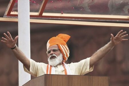 　インドのモディ首相は１５日、科学者から承認が出次第、国内で新型コロナウイルスのワクチンを大量生産する準備が整っていると語った。写真は演説するモディ首相（２０２０年　ロイター／Adnan Abidi）