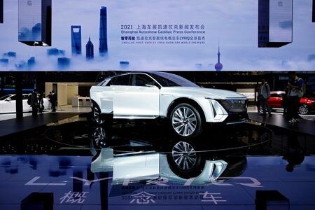 世界の自動車メーカーは今後５─１０年で電気自動車（ＥＶ）とバッテリーに５１５０億ドルを投資する計画。写真は、GMのEV。２０２１年４月１９日に上海モーターショーで撮影。（２０２１年　ロイター／Aly Song）