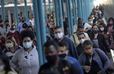 ブラジルで１６日、新型コロナウイルスの新規感染者数が７万人を超え過去最多を更新し、累計感染者は７００万人超となった。写真は、リオデジャネイロ市内の駅でマスクを着用して乗降する乗客。２０２０年６月２６日に撮影。（２０２０年　ロイター／Ricardo Moraes）