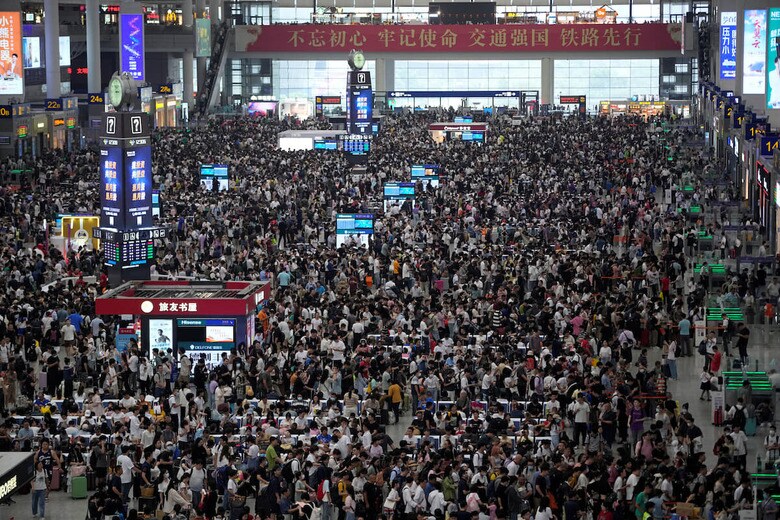 国慶節の休暇で電車待ちをする中国人（9月28日、上海虹橋駅）　REUTERS/Aly Song