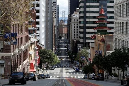 ７月１日、経済活動の再開が進む米国。企業によるビデオ会議システムへの投資は増大し、共有勤務スペースを拡大する計画もあることから、リモートワークとオフィス勤務を組み合わせる「ハイブリッド・ワーク」は今後も続くことがうかがわれる。米サンフランシスコで２０２０年３月撮影（２０２１年　ロイター/Stephen Lam）