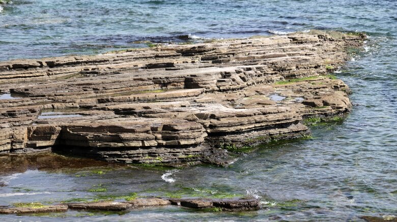 太古の歴史を刻む地層。中国で発見された約14万～20万年前の頭骨化石の分析から、謎の古代人「デニソワ人」の姿を知る新たな手掛かりが得られた（画像はイメージ） L.Z.C Photographer -shutterstock-