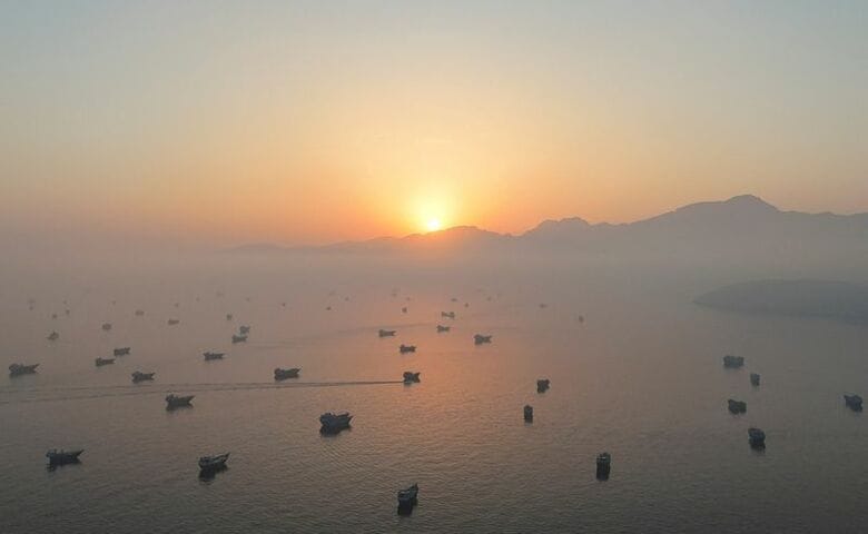 ホルムズ海峡を航行する船舶。オマーン・ムサンダムから６月撮影。REUTERS/Stringer