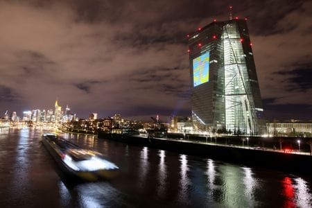 ６月２９日、欧州中央銀行（ＥＣＢ）が発表した５月のユーロ圏の企業向け融資は前年比５．８％増と、引き続き急増した。フランクフルトのECB本部で２０２１年１２月撮影（２０２２年　ロイター/Wolfgang Rattay）