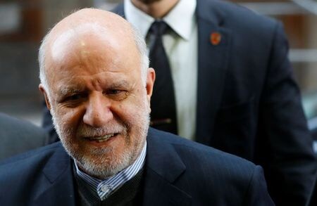 　イランのザンギャネ石油相は、石油輸出国機構（ＯＰＥＣ）はこれまでのところ何とか原油価格を押し上げ、石油市場を安定化させていると述べた。イラン石油省傘下のシャナ通信が１７日に伝えた。２０１９年１２月６日、ウィーンで撮影（２０２０年　ロイター/Leonhard Foeger）