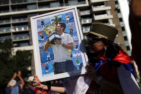 男子テニスのノバク・ジョコビッチ選手（セルビア）は１０日、オーストラリアへの入国が認められ、収容施設から開放された後、全豪オープンに向けたトレーニングに復帰した。写真は９日撮影（２０２２年　ロイター/Loren Elliott）