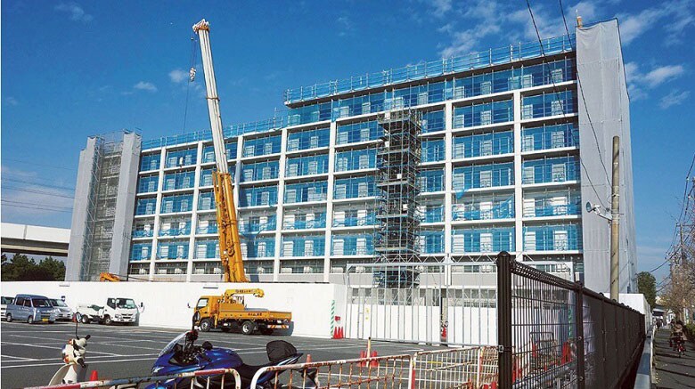 ディズニーシーのシンボル「プロメテウス火山」を望む立地に建設されている独身寮（編集部撮影）