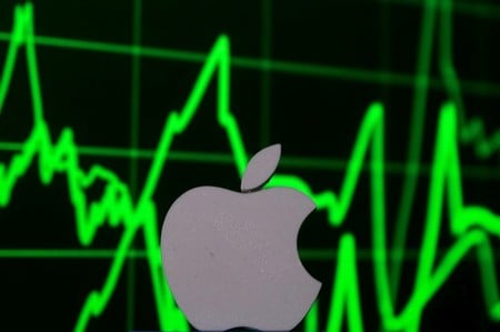 　４月２７日、米国株式市場では、コスト高や物価上昇が企業業績に与える影響を見極める材料として、３０日から始まる週に予定されるアップルなど各社の１─３月期決算に注目が集まっている。写真はアップルのロゴ、２０１６年５月撮影（２０１８年　ロイター/Dado Ruvic）