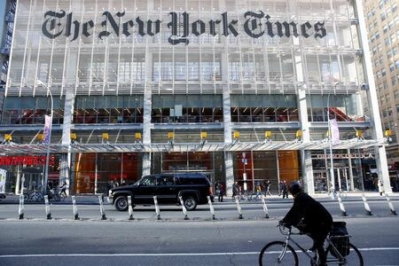 　米紙ニューヨーク・タイムズ（ＮＹＴ）は、人種差別への抗議デモを武力で制圧するべきだとの共和党上院議員による寄稿記事を掲載した判断を巡り、論説面の編集責任者が７日に辞任したと発表した。写真は２０１６年１１月、ＮＹＴのビルの前で撮影（２０２０年　ロイター／Shannon Stapleton）