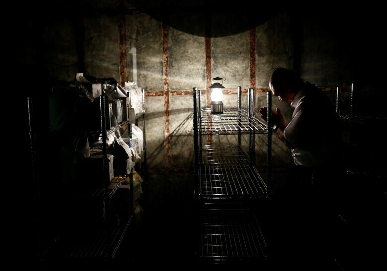 　１０月１９日、身寄りがなく、引き取り手のいない「無縁遺骨」が日本各地で増加している。写真は、無縁遺骨が安置されている施設を訪れ、手を合わせる横須賀市当局者。９月撮影（２０１８年　ロイター/Kim Kyung-Hoon）