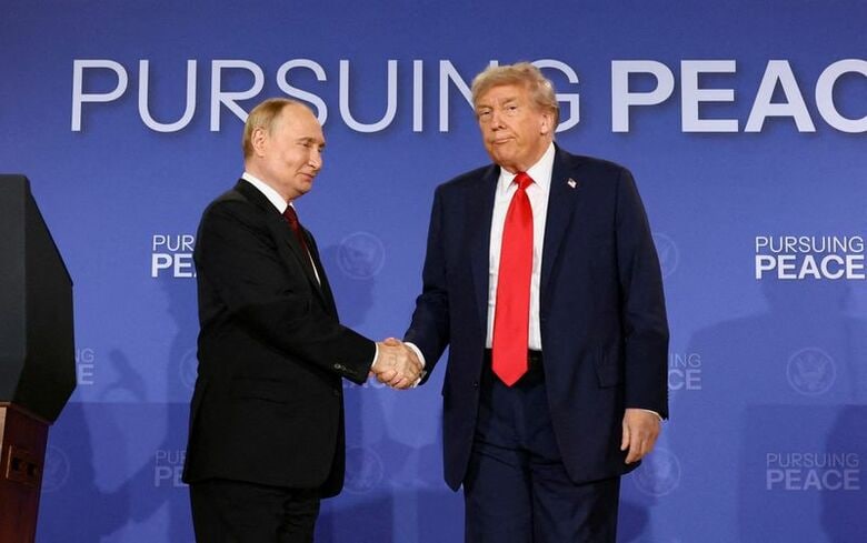 ロシアのプーチン大統領とトランプ米大統領、2025年8月15日撮影　REUTERS/Kevin Lamarque/File Photo