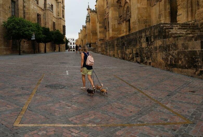 スペイン保健当局は25日、新型コロナウイルス感染症による累計の死者数を約2000人下方修正した。重複計上があったという。これにより、死者数は計2万6834人となる。コルドバで撮影(2020年　ロイター/JON NAZCA)