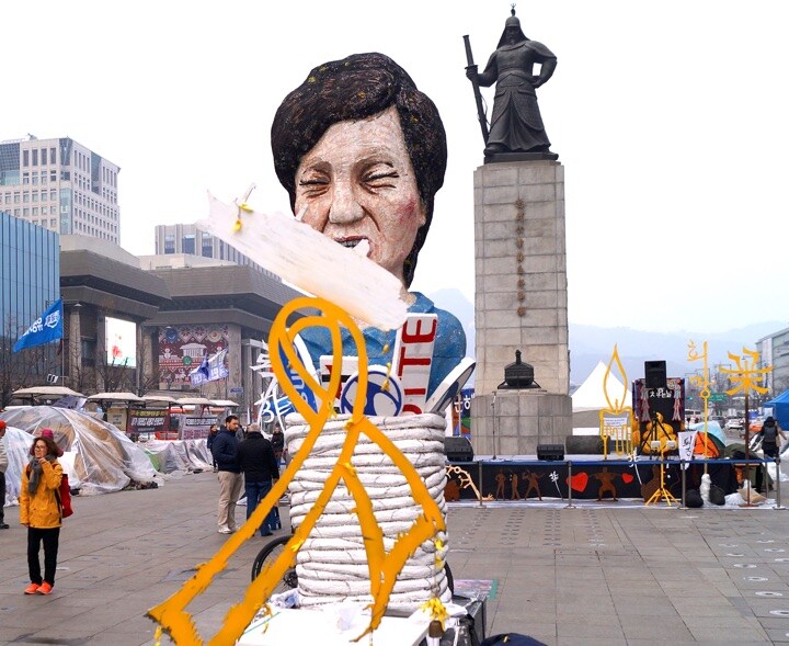 光化門前広場での朴槿惠退陣を求める抗議は平日日中でも行われるように