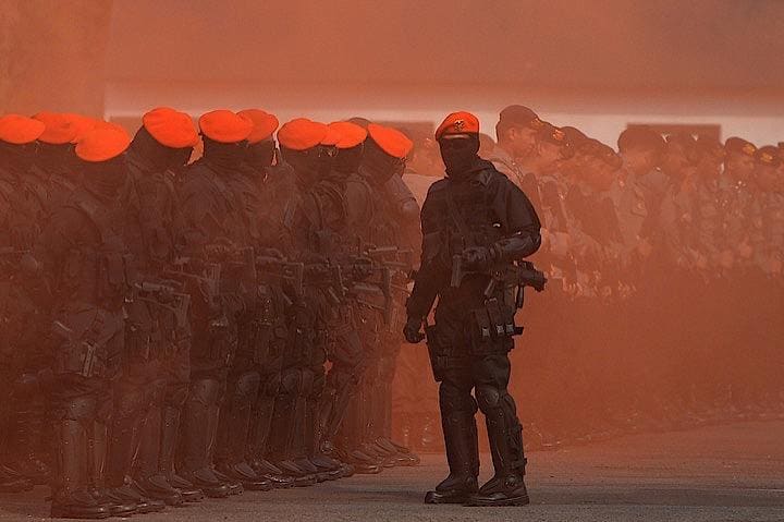 今もインドネシア警察の対テロ特殊部隊はイスラム過激派組織メンバーの捜索を続けている。　Antara Foto/Wahyu Putro A - REUTERS