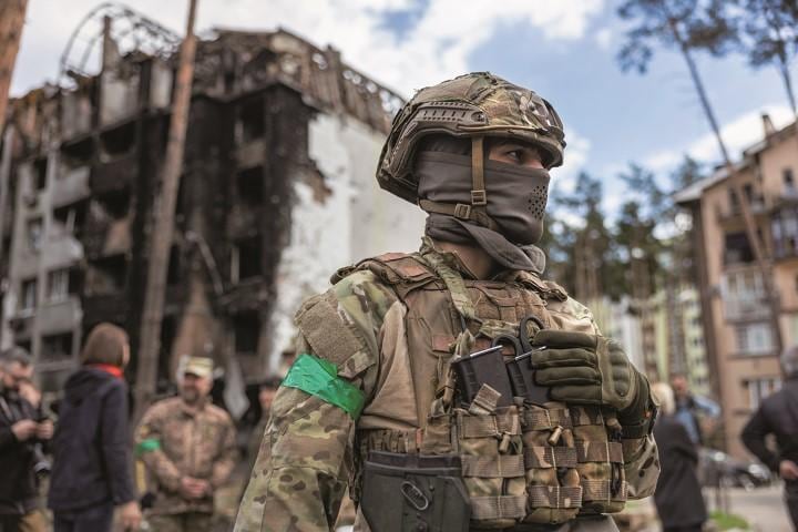 ウクライナ東部の都市イルピンを守るウクライナ兵（4月28日）　JOHN MOORE/GETTY IMAGES