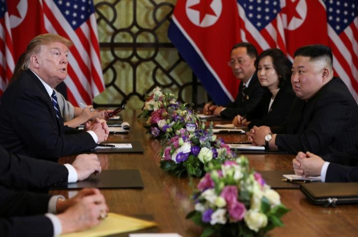 ２月２８日、トランプ米大統領（写真左）は、北朝鮮の金正恩（キム・ジョンウン）朝鮮労働党委員長（同右）との会談後の記者会見で、北朝鮮が制裁解除を要求したため、合意することができなかったと明らかにした。ハノイで撮影（２０１９年　ロイター/Leah Millis）