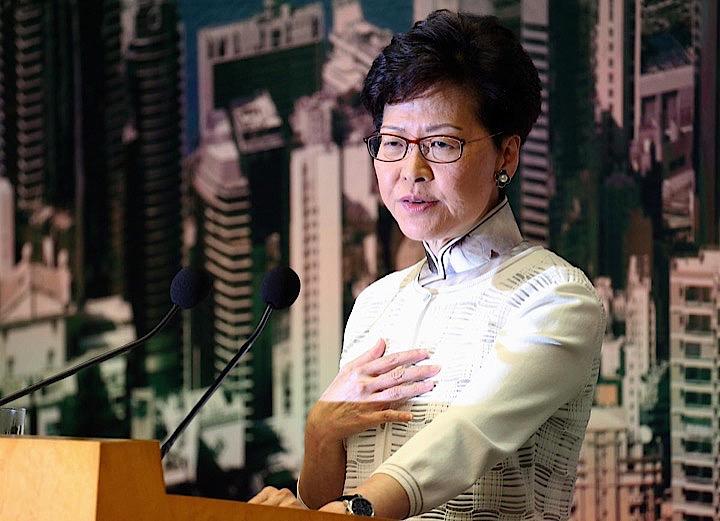 17日、香港政府の高官は、たとえ林鄭月娥行政長官（写真）自身が望んでも中国は林行政長官の辞任を認めないとの見方を示した。一方、無期限の審議延期となった中国本土への容疑者引き渡しを可能にする「逃亡犯条例」改正案については、事実上廃案との認識を示した。15日撮影（2019年　ロイター/Athit Perawongmetha）
