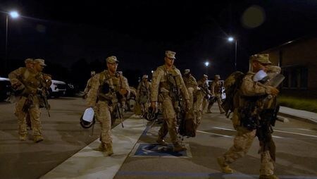 ノーム米国土安全保障長官は12日、不法移民摘発に対する抗議デモが続く米西部カリフォルニア州ロサンゼルスで行った記者会見で、連邦当局はロサンゼルスを「解放」するために移民の摘発を継続すると表明した。写真は６日、ロサンゼルスで撮影の海兵隊員たち。（２０２５年　ロイター/DVIDS/Handout via REUTERS）