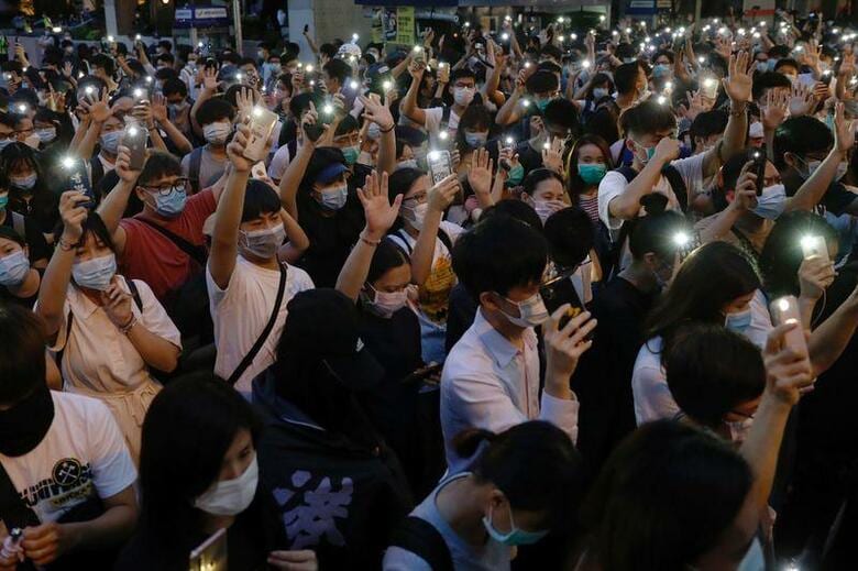 「逃亡犯条例」改正案に反対する大規模デモから１年を迎えた香港で9日夜、数百人が民主化を求めるデモを実施し、53人が逮捕された。香港で9日撮影(2020年　ロイター/Tyrone Siu）
