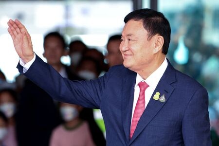 　タイ当局は２３日、国外逃亡から２２日に帰国したタクシン元首相（写真）が、移送先の刑務所から夜間に病院に搬送されたと明らかにした。バンコクで２２日撮影(２０２３年　ロイター/Athit Perawongmetha)